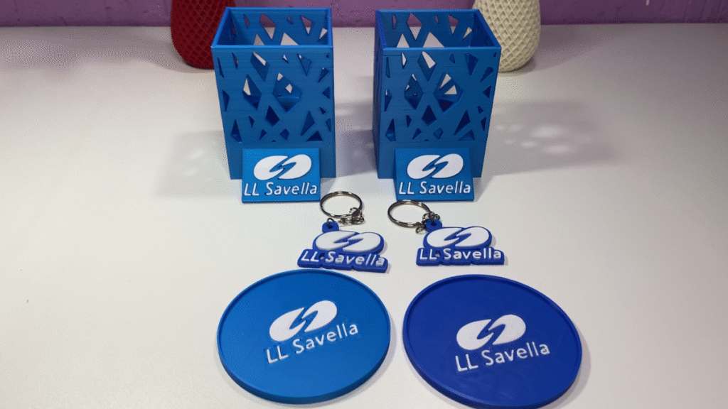 Conjunto de brindes corporativos LL Savella impressos em 3D: porta-canetas geométrico azul, chaveiros e porta-copos redondos