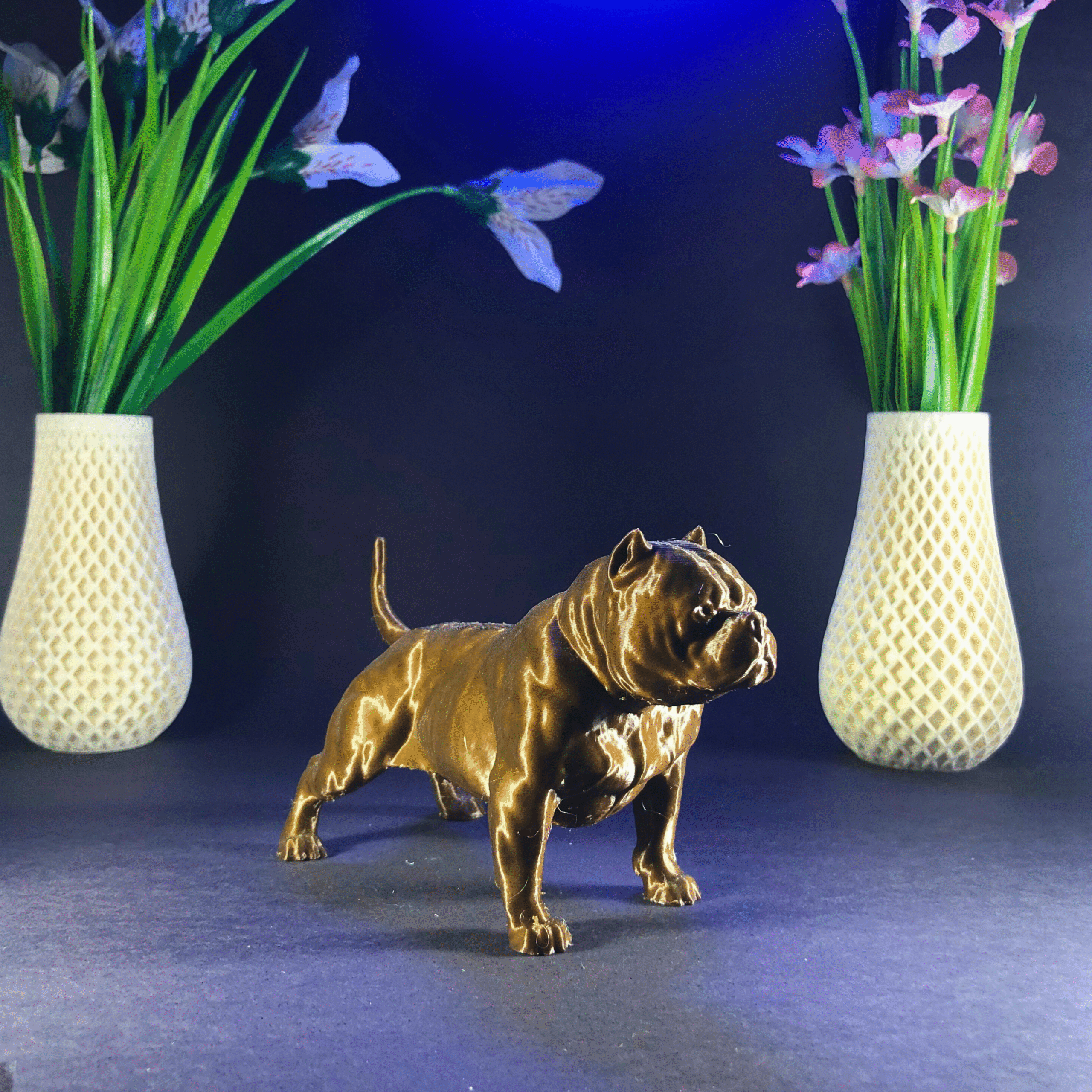 Escultura 3D de cão American Bully impressa pela BR3D Soluções, com vasos decorativos ao fundo